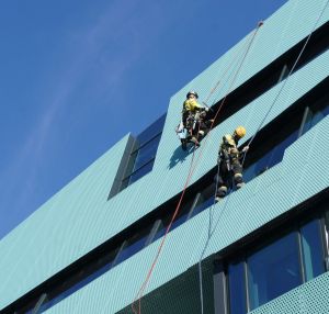 Fassadenarbeiten mit Höhenfacharbeitern