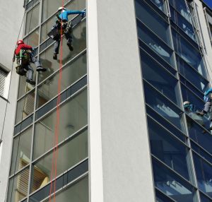 Glasfassadenreinigung mit Höhenfacharbeitern für ACASA